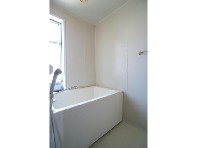 物件内観写真10　(窓があって明るい浴室♪)