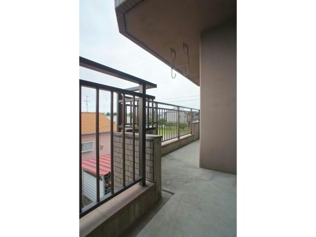 物件内観写真16　(広いバルコニーで洗濯物がたくさん干せます)