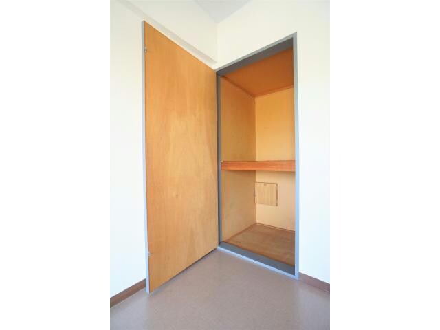 物件内観写真12　(奥行深めの収納)