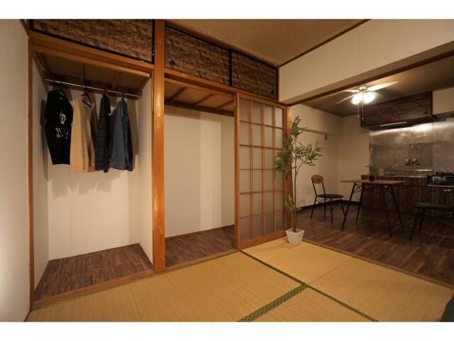 物件内観写真10　(見せる収納！オープンクローゼット)