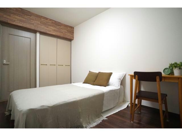 物件内観写真6　(セミダブルサイズのベッド♪)