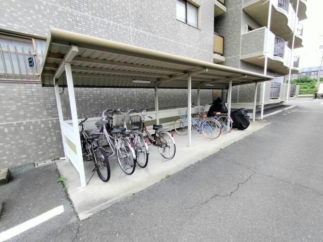 物件外観写真10　(西側バイクも置けます〇)