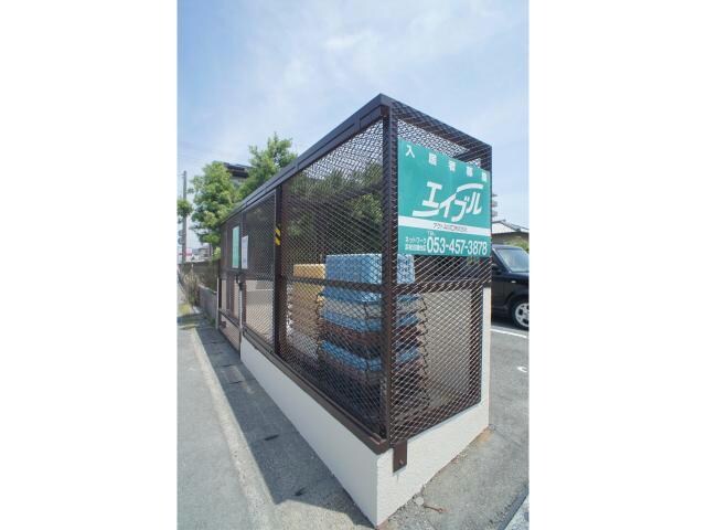 物件外観写真4　(入居者さん専用ごみ置場あり)