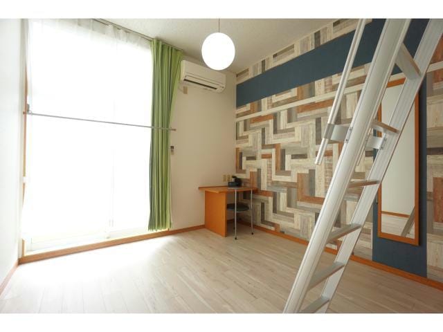 物件内観写真4　(窓が大きく開放感のあるお部屋です♪)