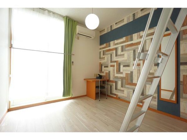 リビングダイニング(窓が大きく開放感のあるお部屋です♪)