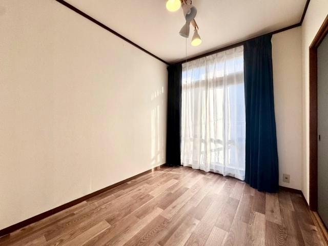 物件内観写真5　(日当たりの良い洋室)
