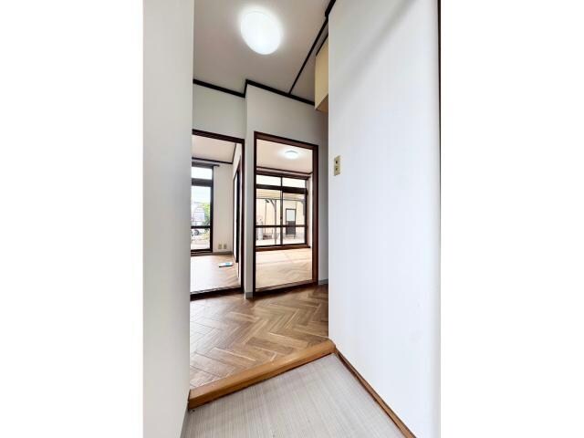 物件内観写真8　(広々とした玄関)