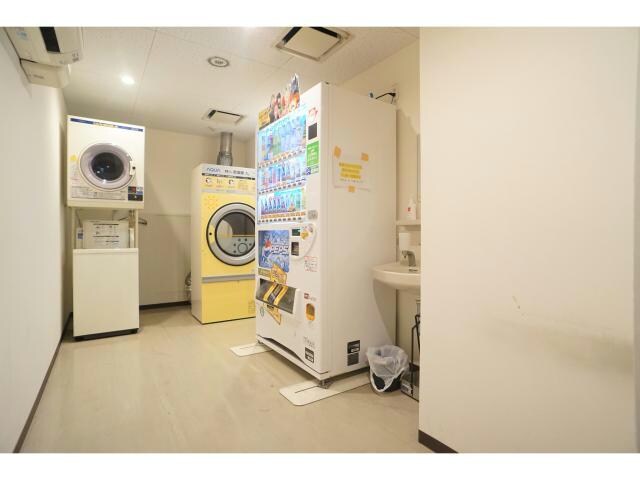 物件外観写真3　(建物2階にコインランドリーあります)