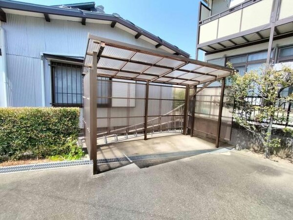 バイク置き場(貸し出し用バイク置場)