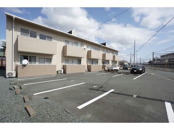外観(私向きの南向き♩南面は道路と駐車場で採光確保。)