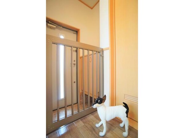 その他設備(玄関ペットの柵付き♪)