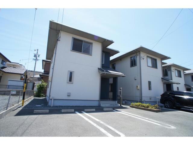 物件外観写真1　(車３台分のスペースあり)