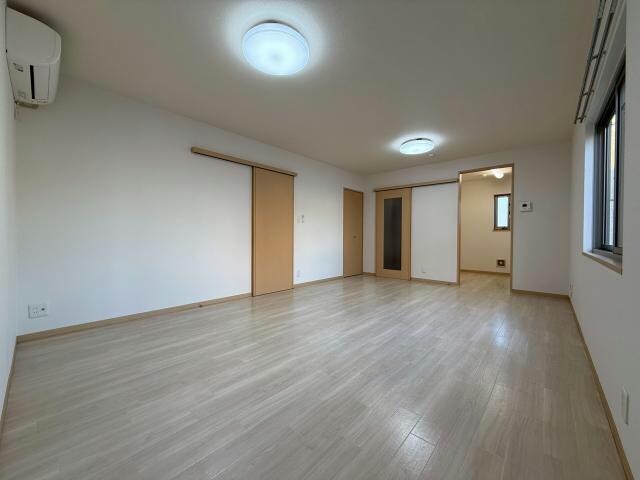 物件内観写真4　(大きなリビング)