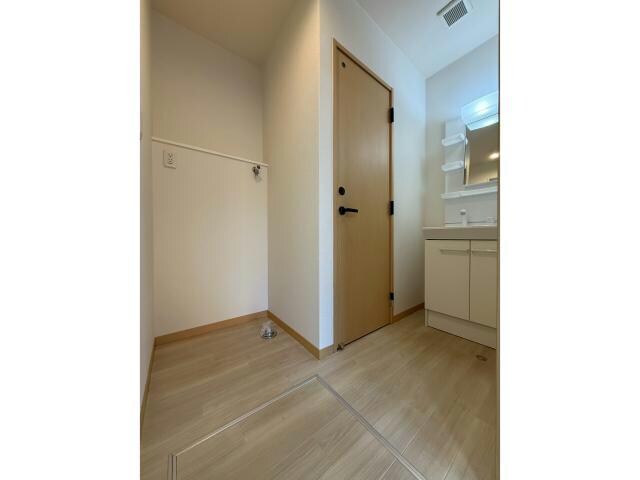 物件内観写真7　(広めの脱衣所)