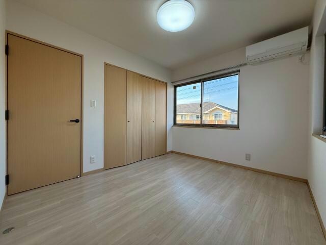 物件内観写真10　(２階の一室にもエアコン付き♪)