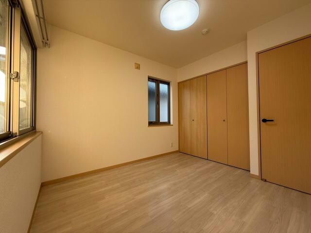 物件内観写真11　(大きな窓で明るいです)