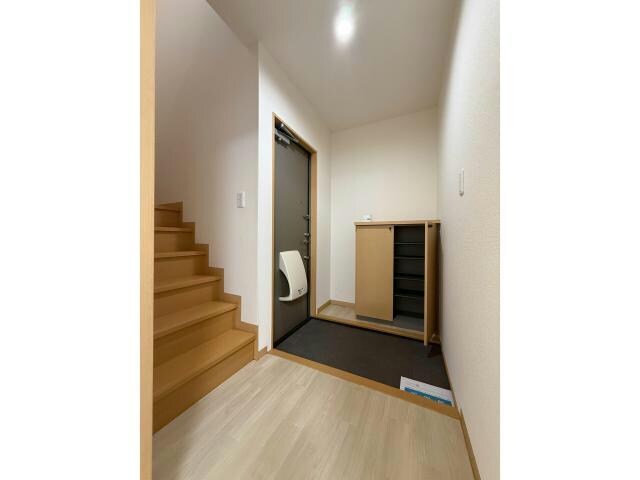 物件内観写真13　(広々玄関)