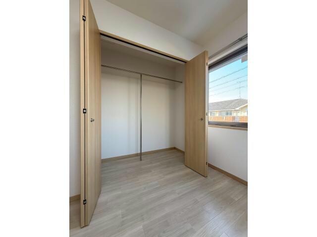 物件内観写真14　(全洋室に広々クローゼット)