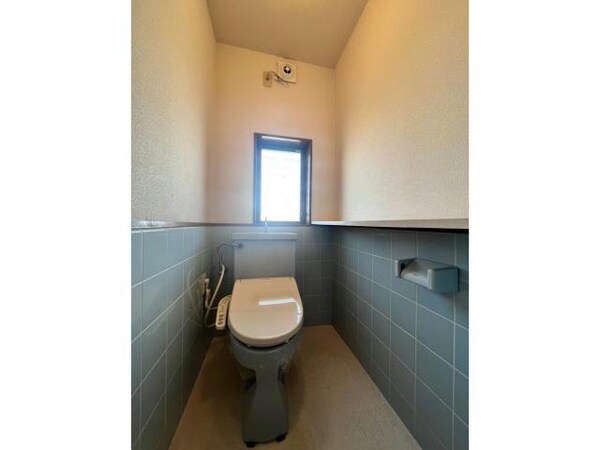 トイレ(小物やトイレットペーパーを置ける棚があります)