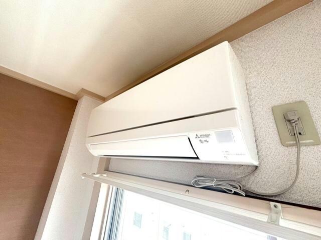物件内観写真8　(リビングにエアコン)