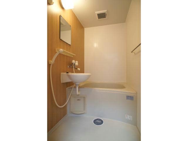 物件内観写真8　(浴室リニューアルずみ)