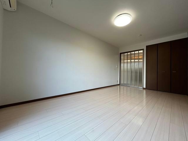 物件内観写真3　(照明付きの広さがある洋室)