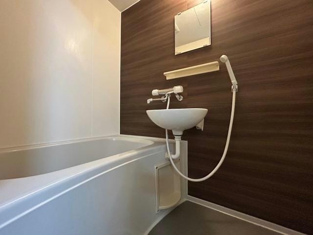 物件内観写真8　(広々とした浴槽)