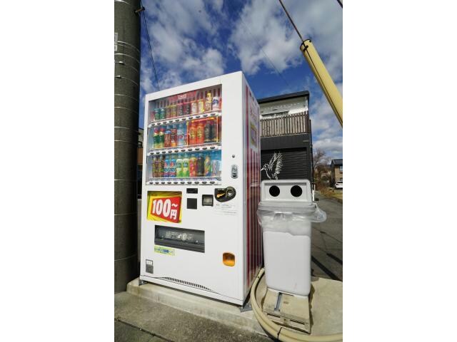 物件外観写真4　(敷地内に自動販売機あり)