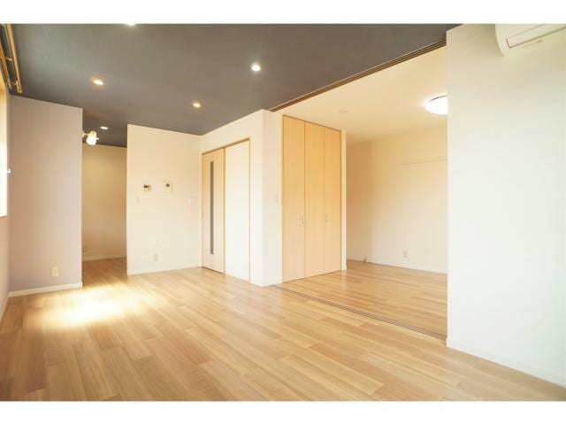 物件内観写真5　(ダウンライトの映えるお部屋です！)