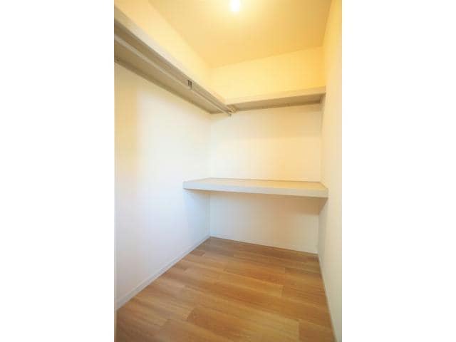 物件内観写真16　(広々ウォークインクローゼット♪)