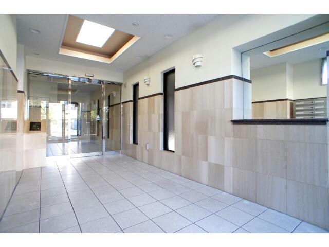 物件外観写真2　(オートロック付きエントランス)