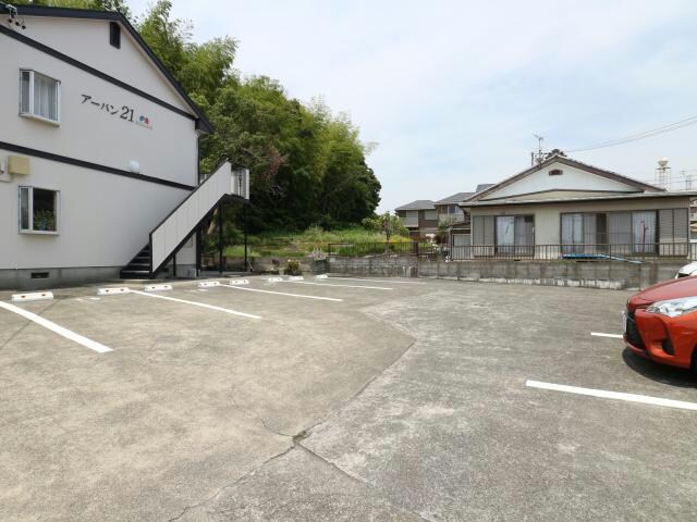 物件外観写真4　(駐車場の白線も引き直しました！)