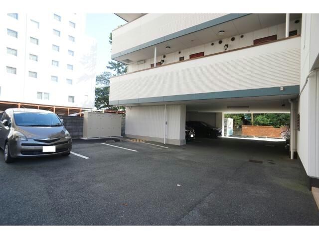 物件外観写真2　(屋根付き駐車場あり)