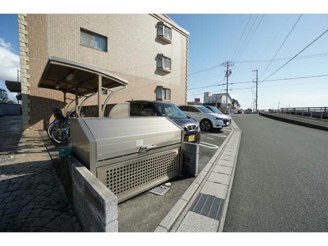 物件外観写真5　(敷地内ごみ置き場)