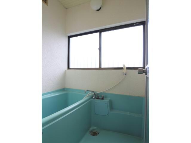 物件内観写真13　(窓があって明るい浴室)