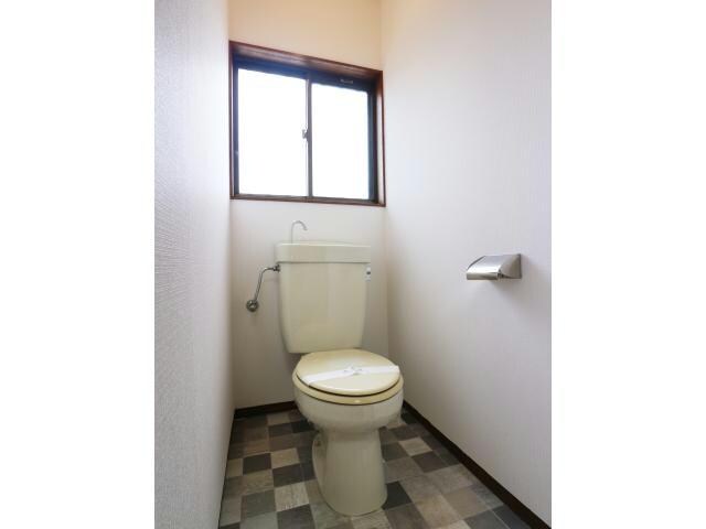 物件内観写真15　(トイレに窓あり)