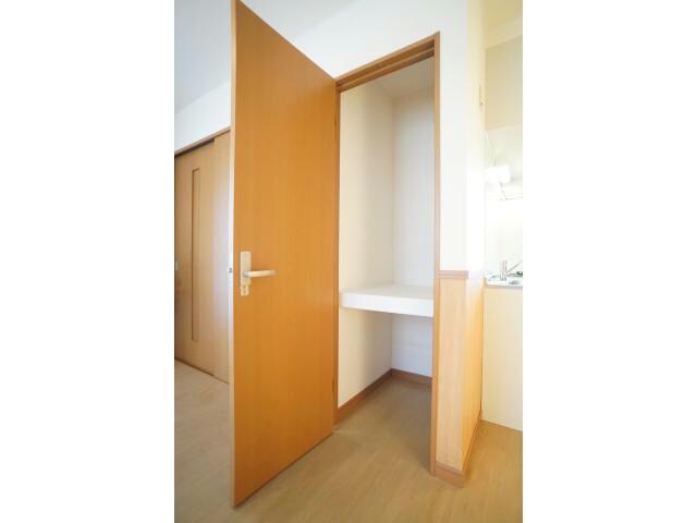 物件内観写真12　(リビングに収納)