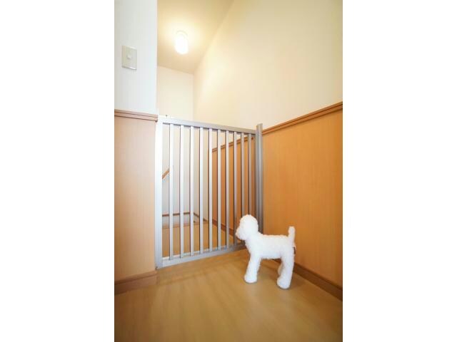 物件内観写真14　(階段先に柵付き)