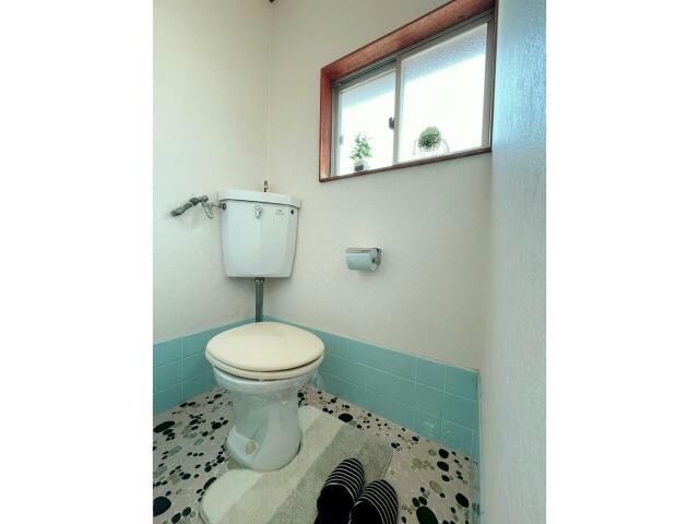 物件内観写真6　(トイレに窓あり)
