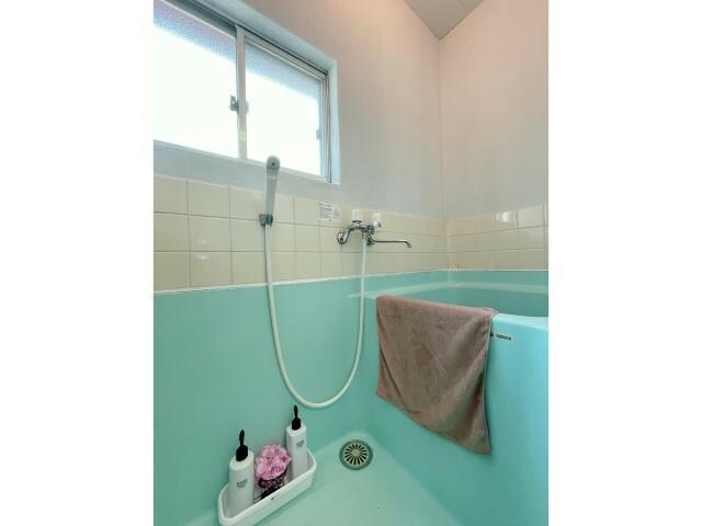 物件内観写真7　(窓があり、明るい浴室)