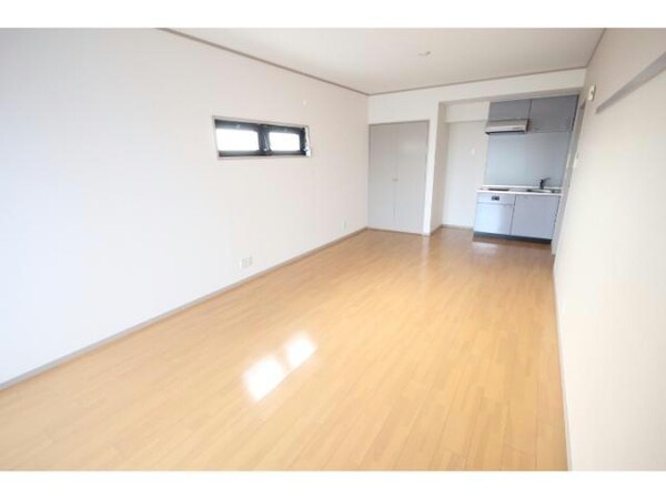 居室(同マンション内、別のお部屋の写真です。)