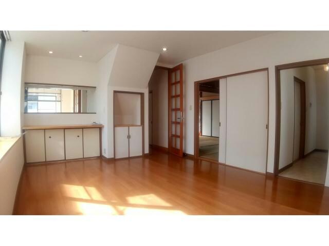 物件内観写真4　(広々リビング)