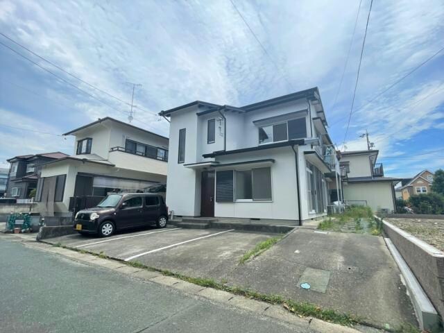 物件外観写真2　(駐車場は正面左２台分です。)