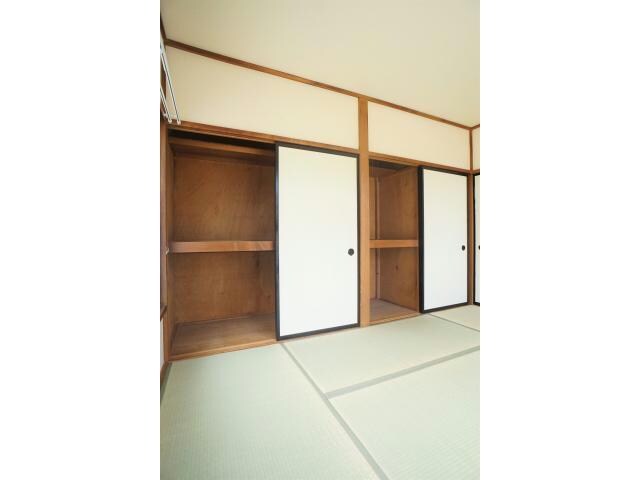 物件内観写真16　(和室押入れ収納)