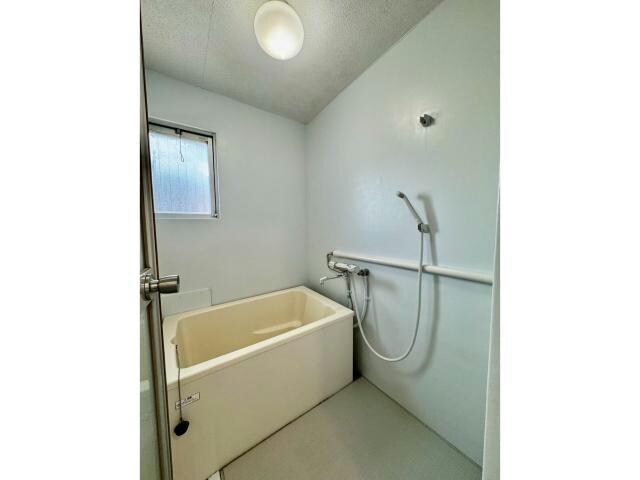 物件内観写真14　(窓のある浴槽です♪)