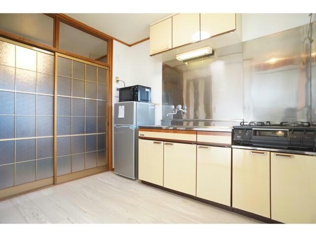 物件内観写真10　(冷蔵庫・2口ガスコンロ)