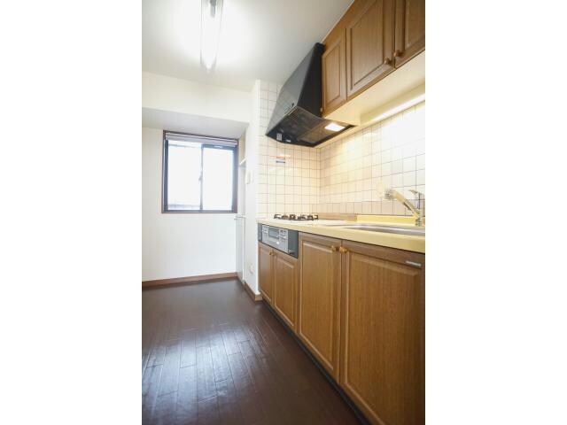 物件内観写真7　(3口ガスコンロ付きの広々キッチンスペース)