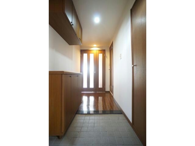 物件内観写真11　(玄関収納いっぱい♪)