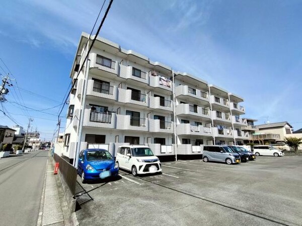 外観(南側駐車場で開放的〇)