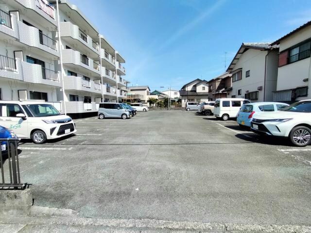 物件外観写真3　(広々駐車場)